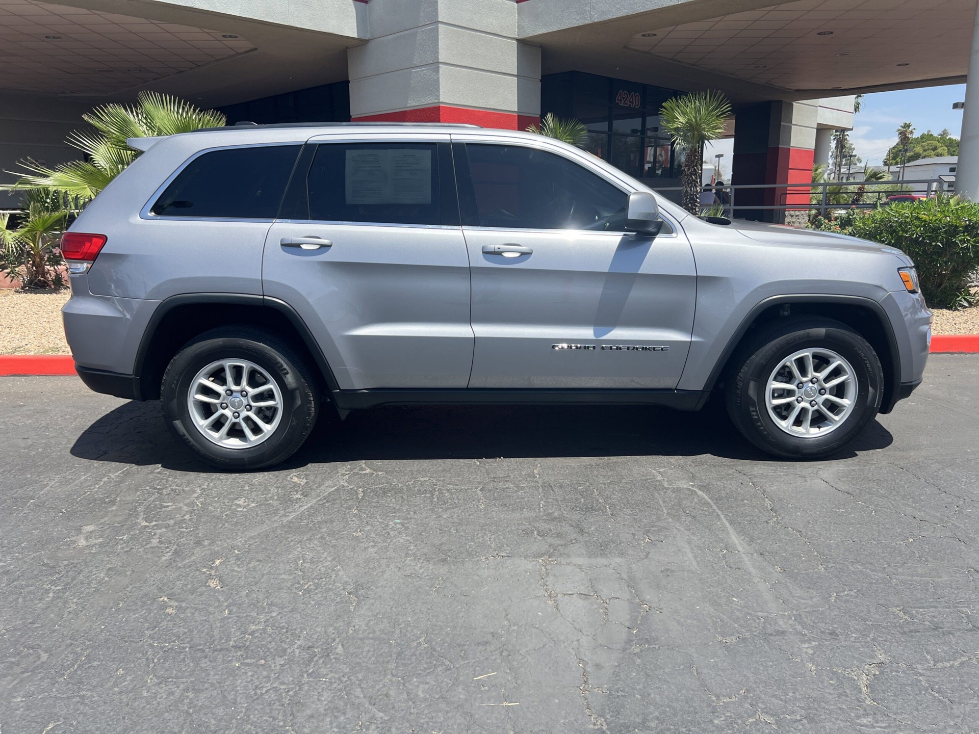 Image of 2019 Jeep Grand Cherokee Laredo
